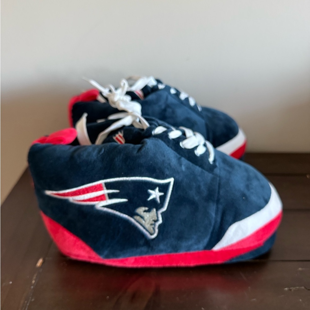 NFL Navy, Red & White Team Logo Men's Slippers.
